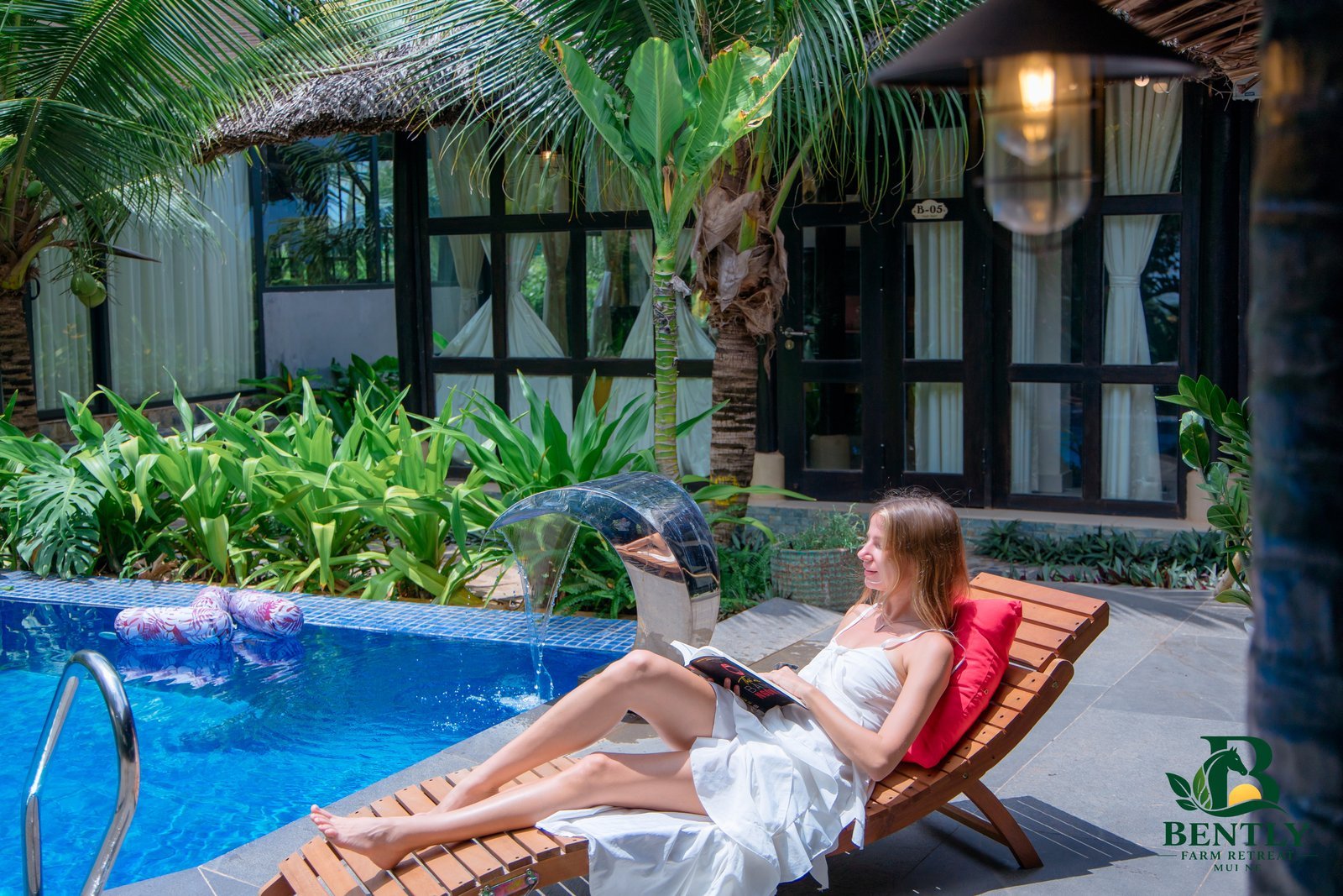 Hồ bơi và bungalow tại Bently Farm Retreat